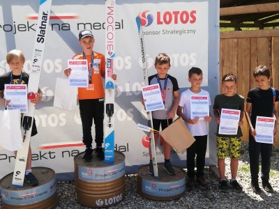 Zwycięzcy BGK Ski Lotos Cu na podium zawodów